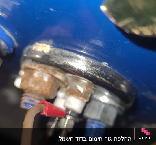 חיבורים חשמליים על דוד שמש עם חלודה